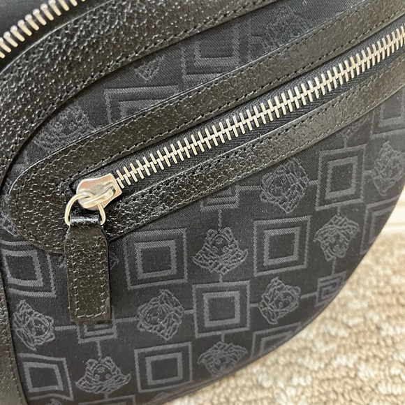 Versace designer shoulder bag black with logo - Picture 3 of 11